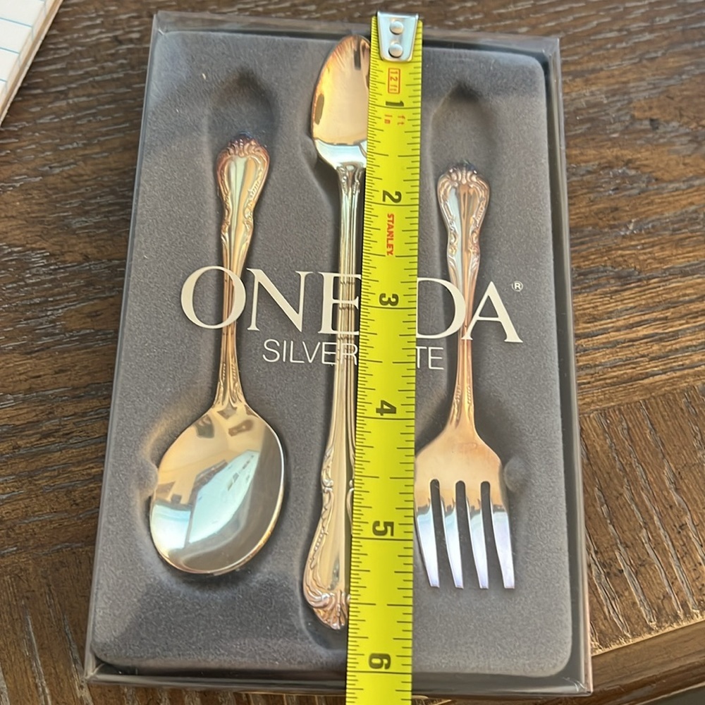 NWT ONEIDA SILVER PLATE 3 PIECE BABY SET. - Picture 3 of 3